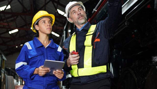 Técnicos en seguridad laboral recorriendo una planta industrial
