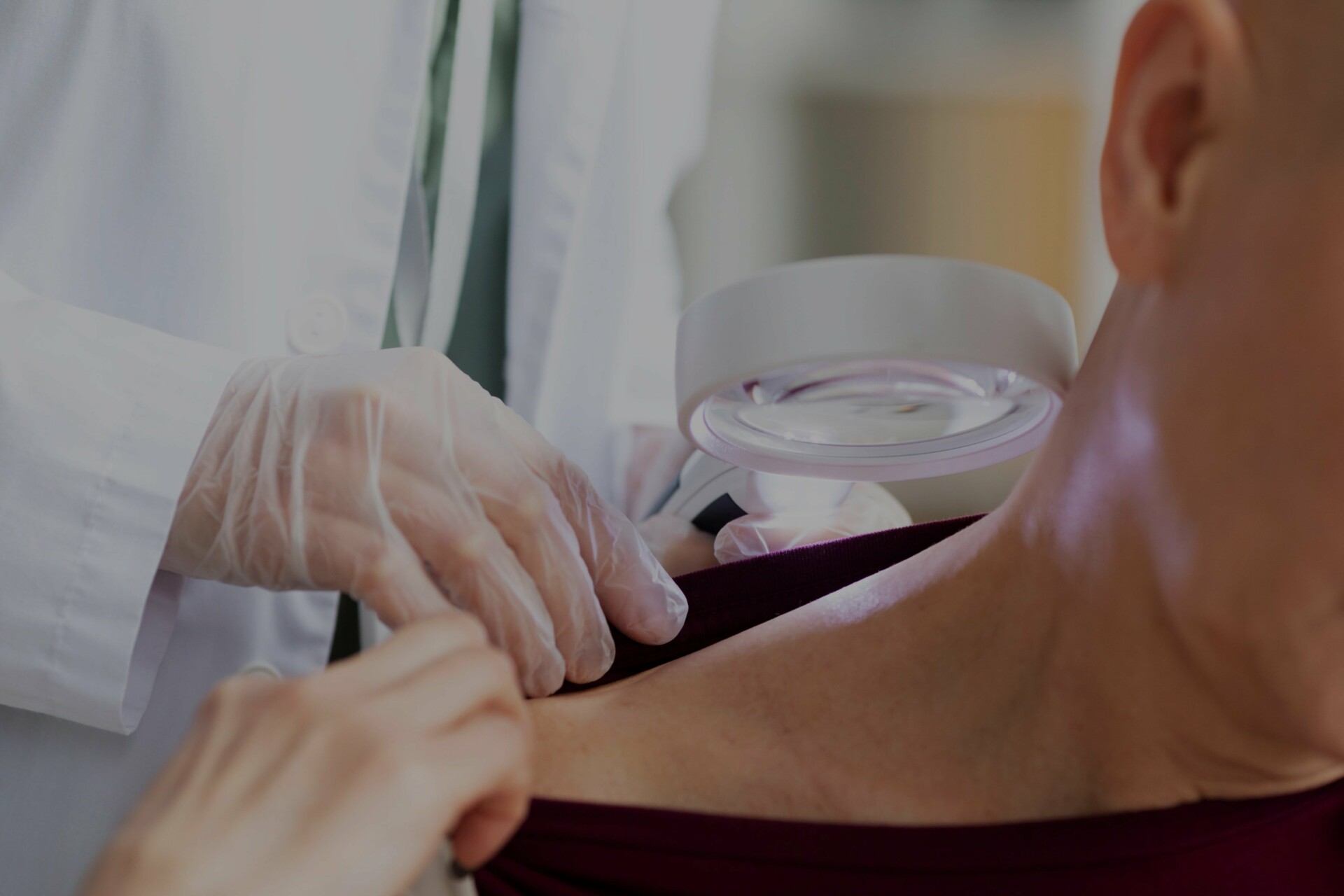 Profesional de la salud realizando un estudio médico
